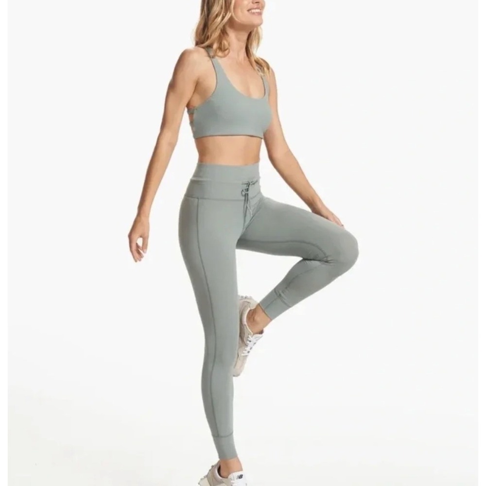 Vuori Yosemite Bra and Daily Leggings in Eucalyptus Green sz S